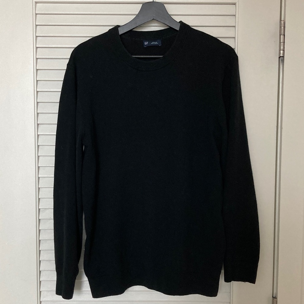 GAP Men's Black Crewneck Sweater (53% Cotton / 47% Nylon).